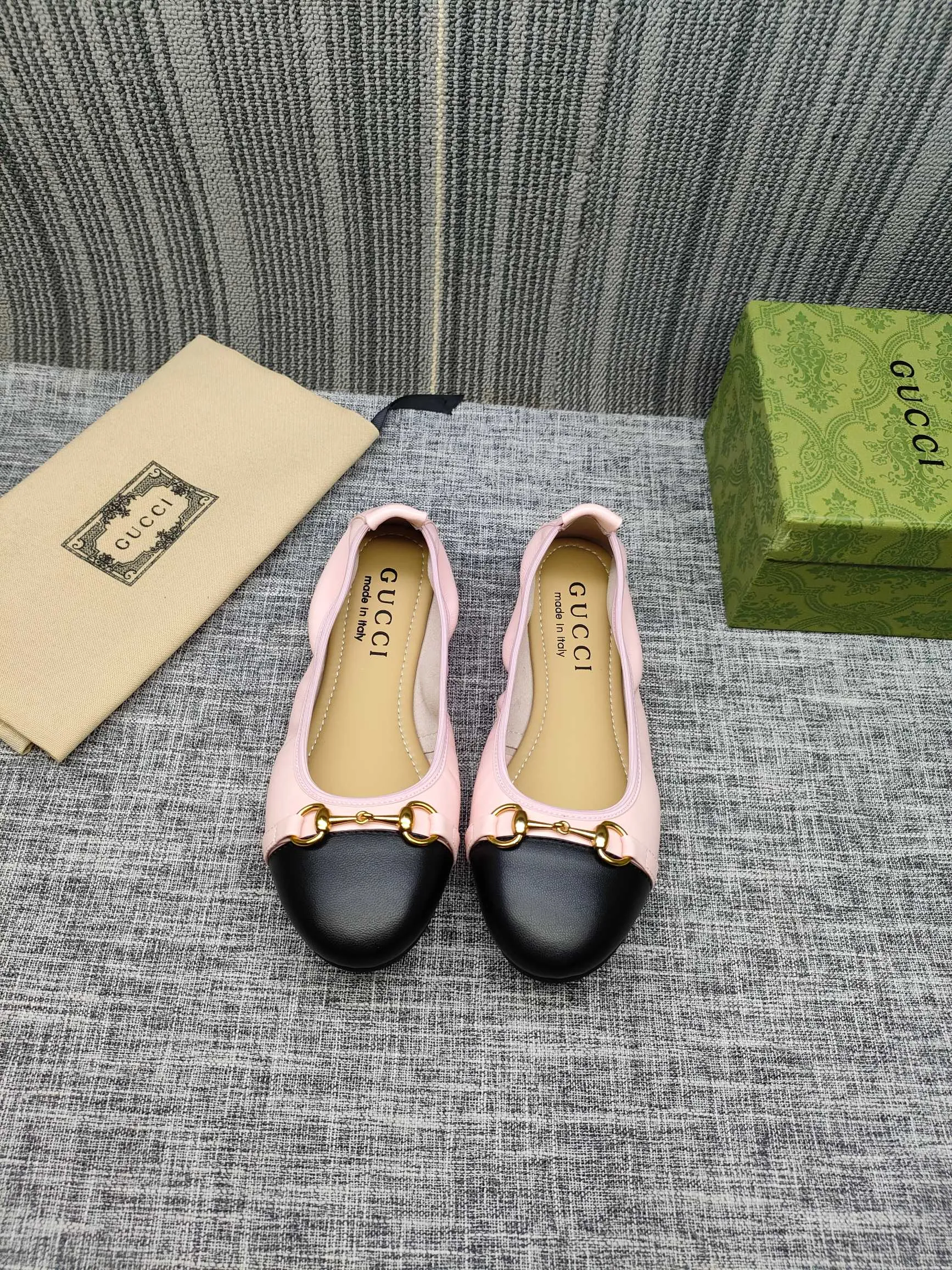 👟👟Ex-factory price 320👟👟 GUCCI's latest horsebit women's flat ballet shoes and egg roll shoes are super comfortable. The fabric is made of imported top-grade soft sheepskin. It is very comfortable on the feet and will not rub your feet. You can also roll it up and put it in your bag. It is easy to carry with you. The super soft soles are a must-have item for fairies whether you are going out for business, work, travel, shopping or at home. Fashionable and versatile, it is an indispensable pair of shoes for you. Fabric: Made of imported soft sheepskin Color: 6 colors available Outsole: PPC rubber outsole Size 34-42 (34.41.42 needs to be customized)